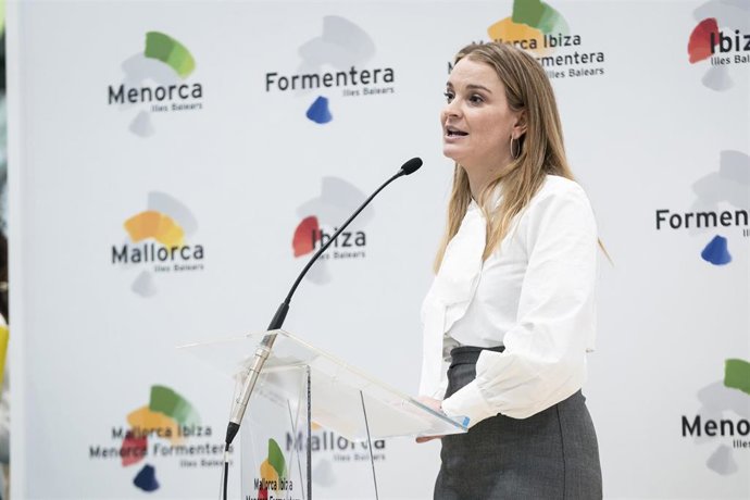 Archivo - La presidenta del Govern, Marga Prohens, interviene en el stand de Baleares, durante la primera jornada de la Feria Internacional de Turismo.