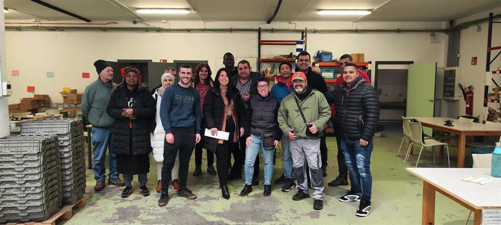 La diputada Azahara Domínguez junto a integrantes del programa Bidean de la Fundación Sarea