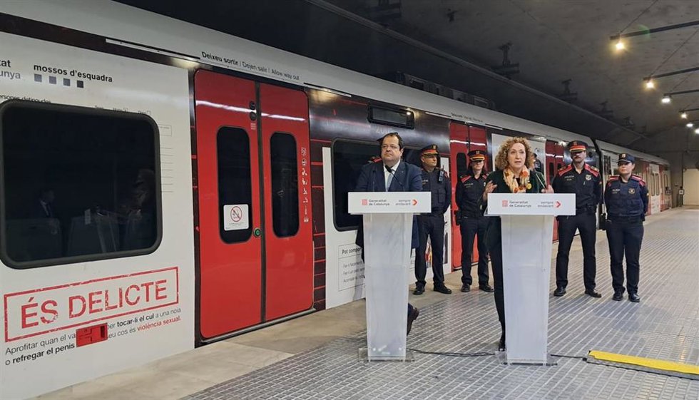 El conseller Joan Ignasi Elena y la consellera Ester Capella presentan la campaña 'Es delito' contra la violencia sexual en el transporte público.