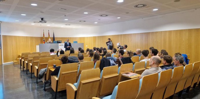 El consejero de Sanidad, José Luis Bancalero, recibe a los residentes de último año de Medicina de Familia y Comunitaria