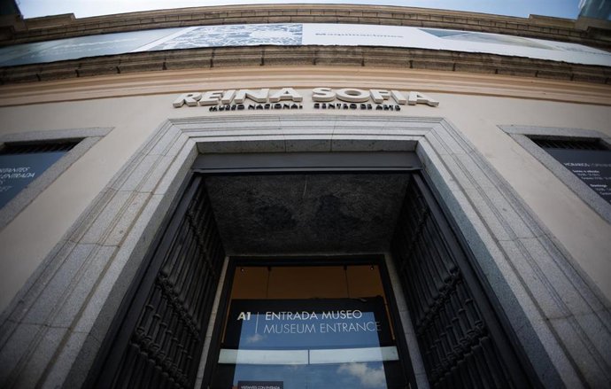 Archivo - Entrada, en la fachada Sabatini, del Museo Reina Sofía