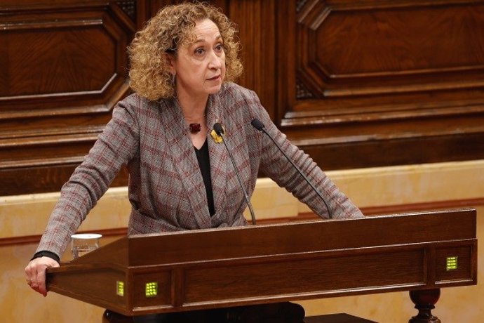 Archivo - La consellera de Territorio de la Generalitat, Ester Capella, en el pleno del Parlament.