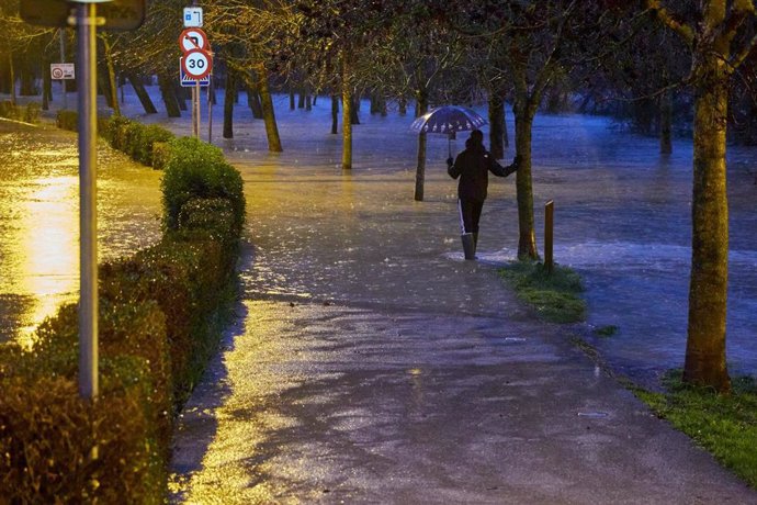 Zona afectada por el desbordamiento del río Arga en Pamplona, a 27 de febrero de 2024, en Pamplona, Navarra (España). Ante la previsión de precipitaciones a lo largo del día de hoy en la capital navarra, el Ayuntamiento de Pamplona ha activado el estado d