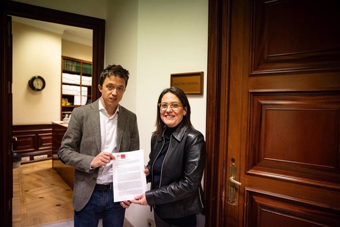 La vicepresidenta tercera de la mesa del Congreso y diputada de Sumar por Cádiz, Esther Gil de Reboleño, y el portavoz de esta formación en la Cámara baja, Íñigo Errejón, registran una pregunta en el Congreso sobre Acerinox.