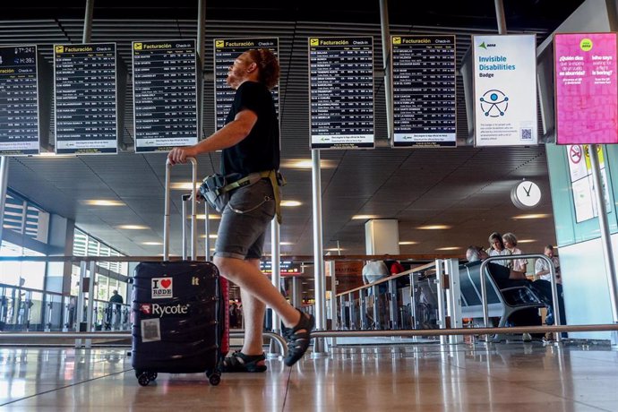 Archivo - Un hombre con una maleta en el aeropuerto Adolfo Suárez-Madrid Barajas, a 4 de agosto de 2023, en Madrid (España). El Ministerio de Consumo informó ayer, 3 de agosto, de que ha incoado una serie de expedientes sancionadores a varias aerolíneas