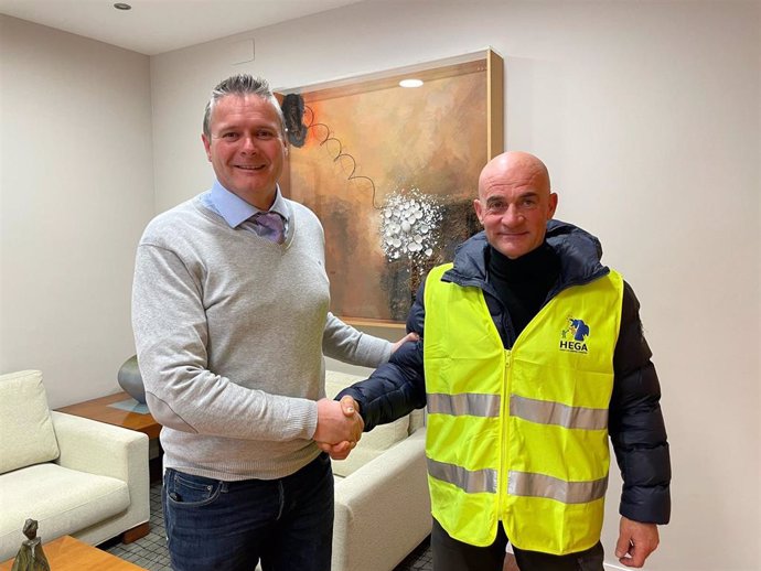 El alcalde de Fraga, Ignacio Gramún, con el representante de la plataforma Huesca Es Ganadería y Agricultura (Hega) en el Bajo Cinca, Víctor Teixidó