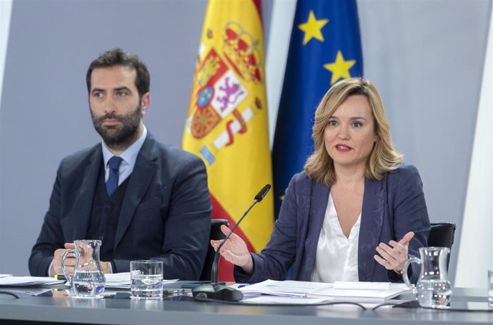 El ministro de Economía, Comercio y Empresa, Carlos Cuerpo, y la portavoz del Gobierno y ministra de Educación, Pilar Alegría, durante una rueda de prensa posterior a la reunión del Consejo de Ministros, en el Palacio de la Moncloa, a 27 de febrero de 202