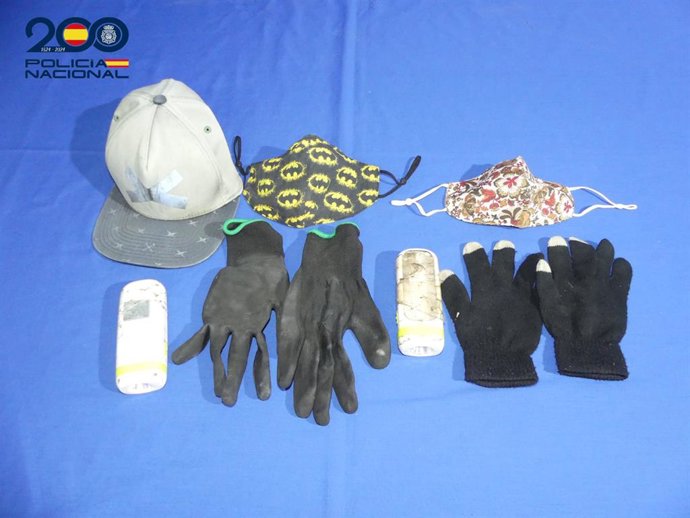 Guantes y materiales utilizados por los dos detenidos en el Punto Limpio de Salamanca
