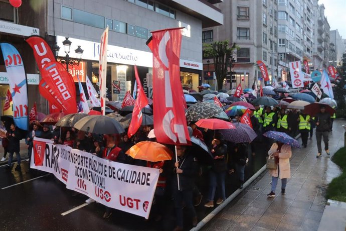 Manifestación en Vigo para reclamar un transporte urbano digno y la actualización del convenio de Vitrasa, a 24 de febrero de 2024.