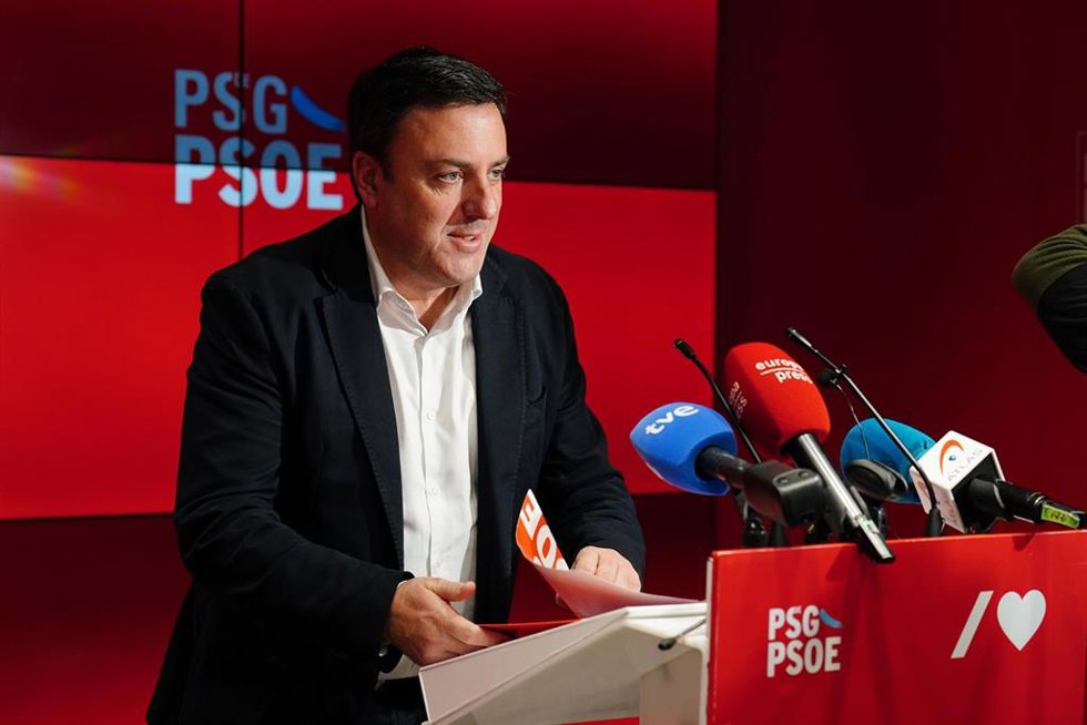 El secretario general del PSdeG, Valentín González Formoso, ofrece una rueda de prensa tras una reunión extraordinaria de la Comisión Executiva Nacional Galega del PSdeG-PSOE, en la sede del partido, a 21 de febrero de 2024, en Santiago de Compostela, A