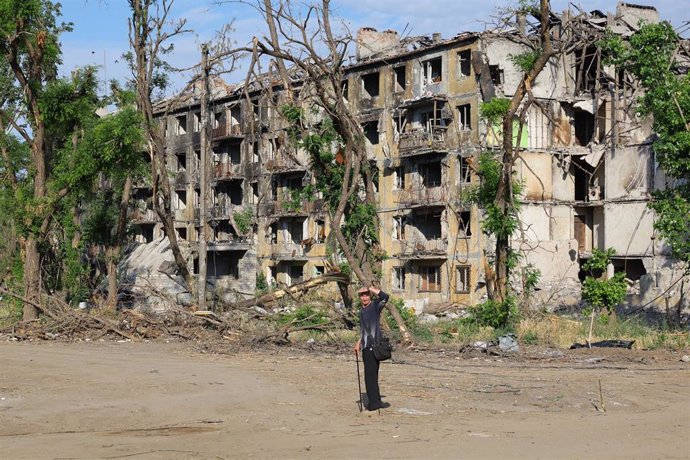 Archivo - MARIUPOL, June 19, 2022  -- A resident walks past a damaged building in Mariupol June 18, 2022.