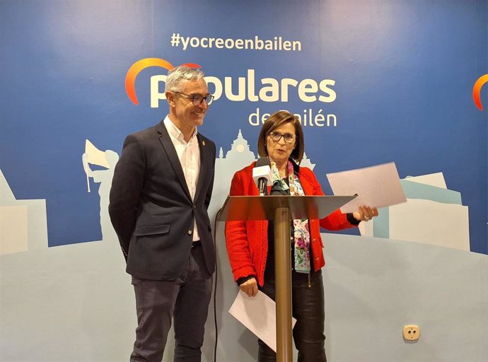 El alcalde de Bailén, Luis Mariano Camacho, y la diputada autonómica del Partido Popular de Jaén, Lola Martín, en rueda de prensa.