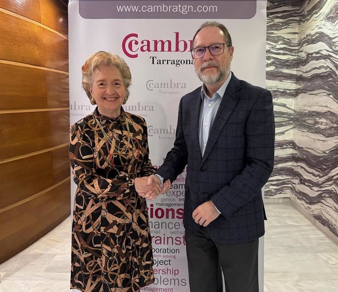 La presidenta de la Cámara de Tarragona, Laura Roigé, y el director general de Asesa, Francisco Javier Claver