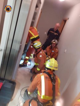 Rescatadas dos personas atrapadas en un ascensor en Torrent