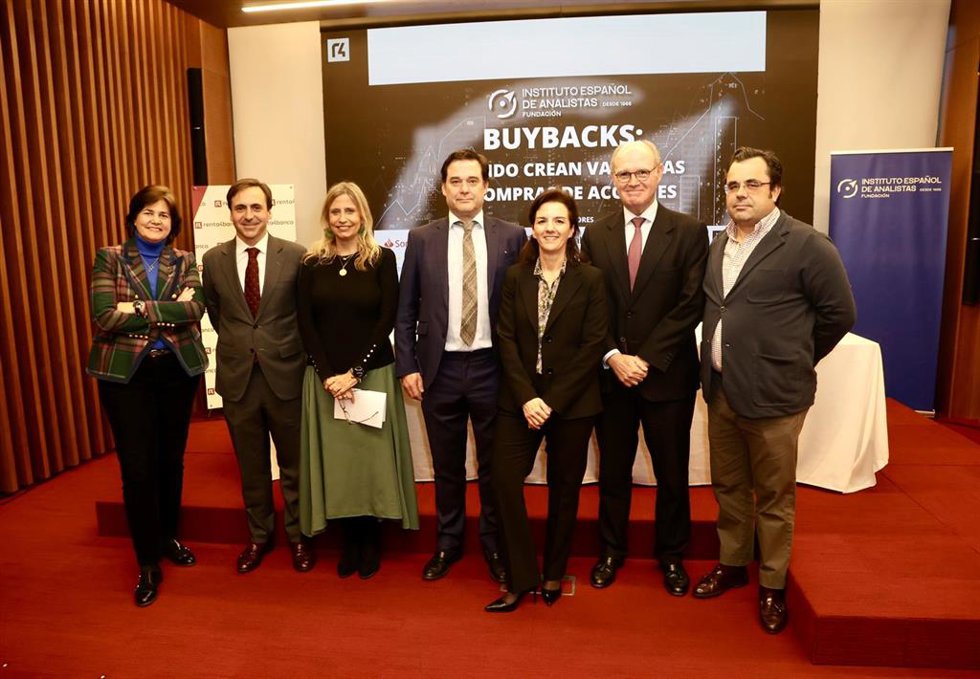 El Instituto Español de Analistas respalda la recompra de acciones para "generar valor en la coyuntura actual"