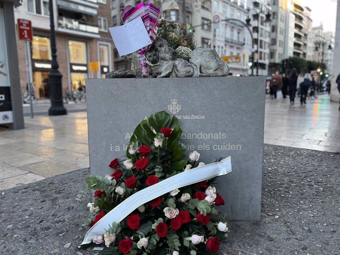 Homenaje floral ante la escultura 'Callejeros' en recuerdo de las mascotas fallecidas en el incendio de Campanar en Valncia.