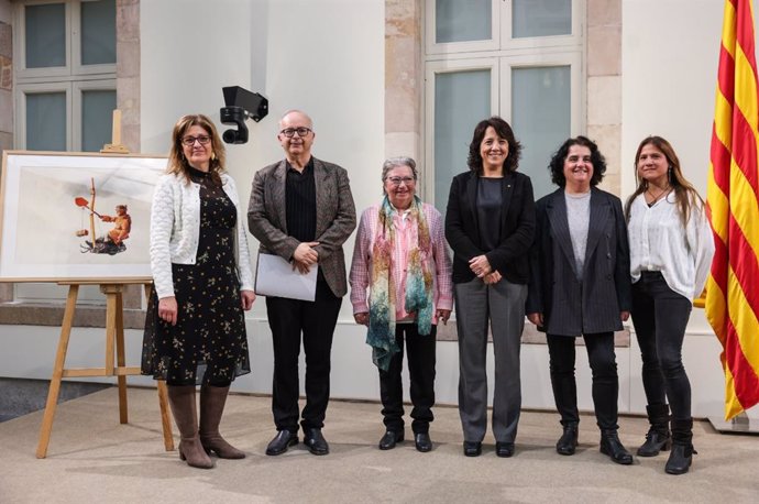 Los premiados este martes en el Parlament junto a la presidenta de la Cámara catalana, Anna Erra