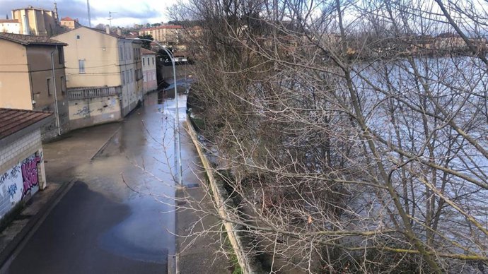 Situación del río Ebro a su paso por Miranda de Ebro (Burgos) este martes.
