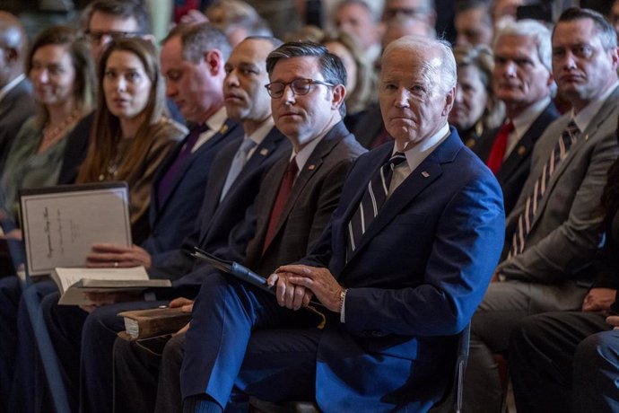 El presidente de Estados Unidos, Joe Biden, junto al presidente de la Cámara de Representantes, Mike Johnson