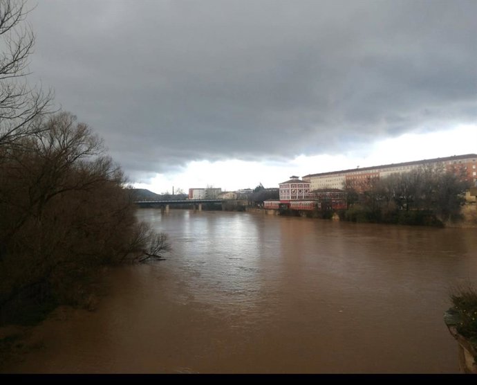 El río Ebro a su paso de Logroño deja ya notar la crecida importante