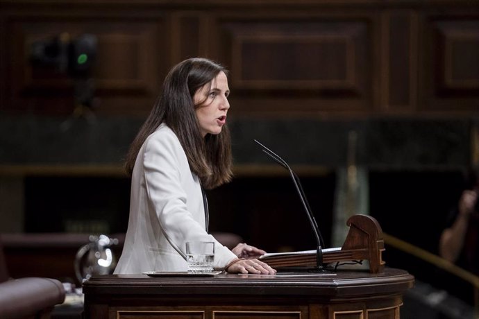 La secretaria general de Podemos, Ione Belarra, interviene durante una sesión plenaria, en el Congreso de los Diputados, a 27 de febrero de 2024, en Madrid (España).