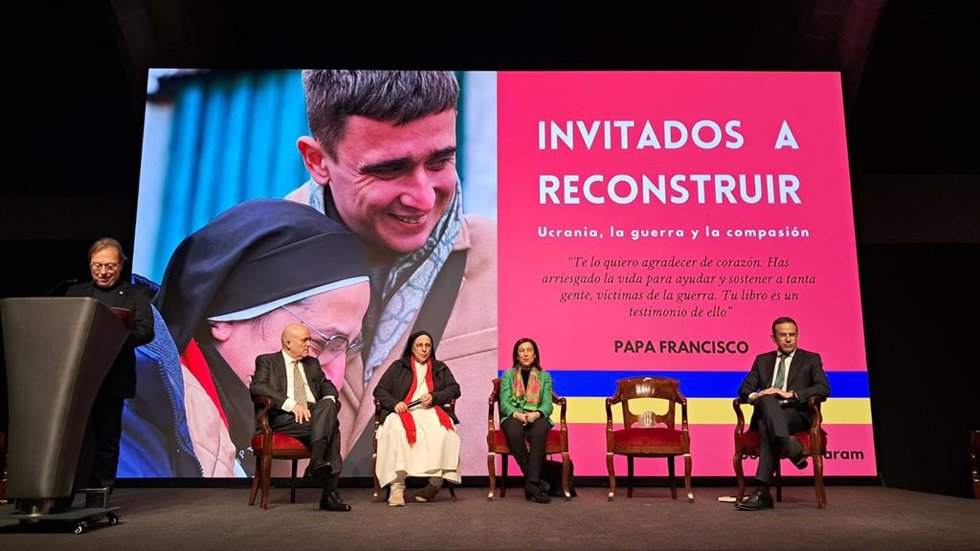 Presentación del libro de Sor Lucía Caram Invitados a reconstruir, con el director de Negocio de Caixabank, Jaume Masana, y la ministra de Defensa, Margarita Robles.