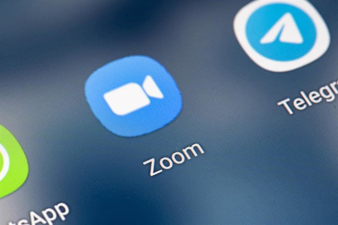 Archivo - Logo de Zoom en una pantalla de móvil.