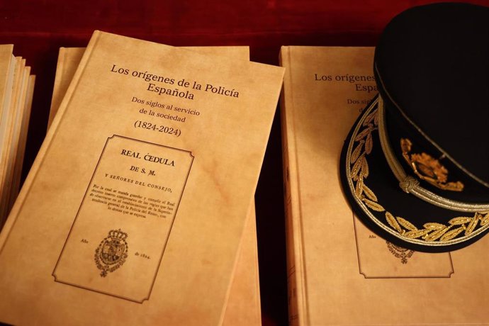 La Policía Nacional presenta el libro 'Los orígenes de la Policía Nacional' por el Bicentenario de la Institución