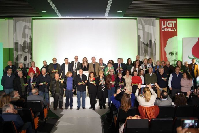Foto de familia de los Premios 'Nuestro Acento' celebrados en la sede de UGT en Sevilla.