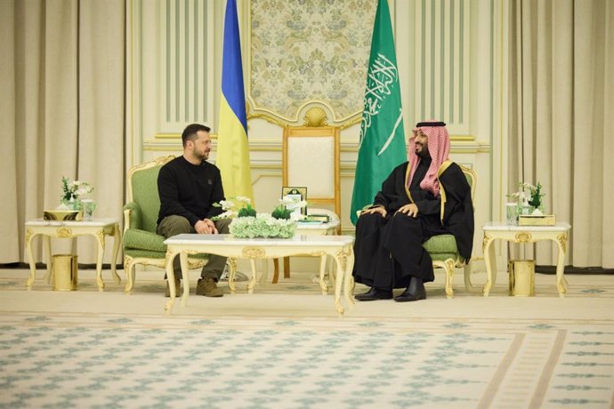 El presidente de Ucrania, Volodimir Zelenski, y el príncipe heredero de Arabia Saudí, Mohamed bin Salman