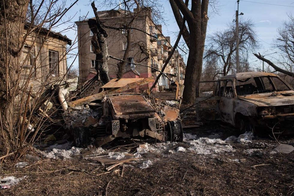 Edificios y vehículos destruidos por bombardeos rusos en Donetsk