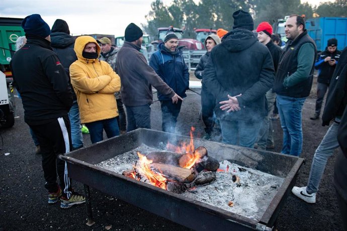 Agricultores hacen una hoguera al cortar la AP-7 a la altura de Pontós, a 27 de febrero de 2024, en Pontós, Girona, Catalunya (España)