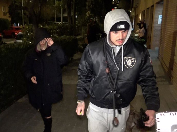 Alejandra Rubio y Carlo Constanzia llegando a casa del actor tras disfrutar de una comida romántica