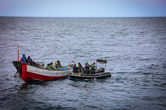 Una unidad de la Marina Real de Marruecos rescatando a un grupo de migrantes