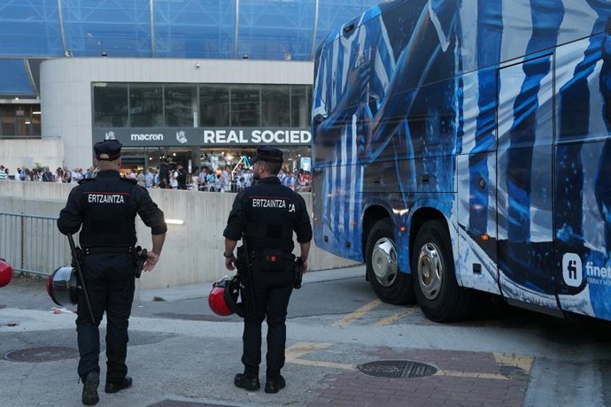 Dos ertzainas del dispositivo de seguridad en la Copa del Rey de San Sebastián/Donostia