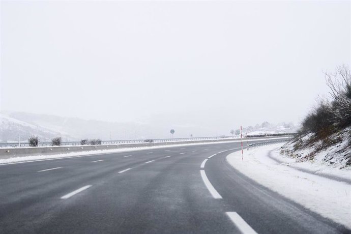 Archivo - Una carretera con nieve a los lados