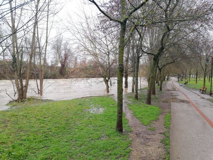Imagen de archivo del río Arga desbordado a su paso por la Rochapea
