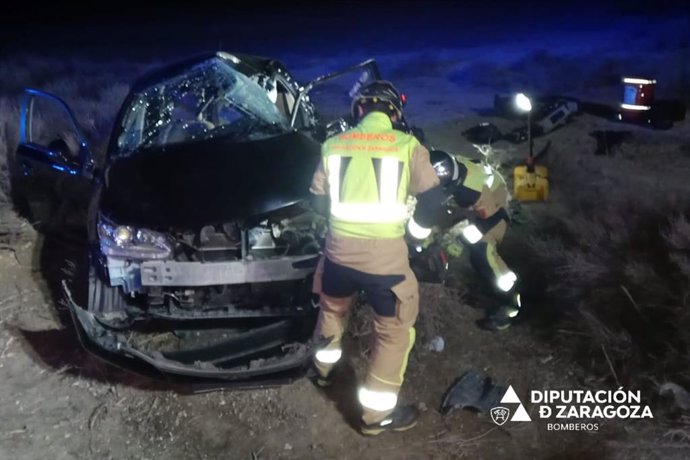 Agentes de bomberos del parque de Caspe de la DPZ intervienen en el accidente en la N-II.