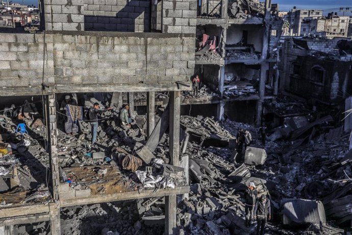 Archivo - Edificios destruidos por los ataques israelíes en Rafá, en la Franja de Gaza (archivo)