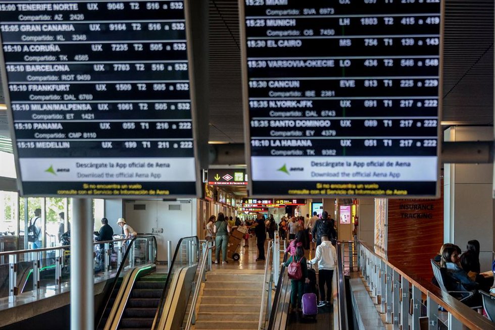 Archivo - Paneles de facturación en el aeropuerto Adolfo Suárez-Madrid Barajas, a 4 de agosto de 2023, en Madrid (España).  