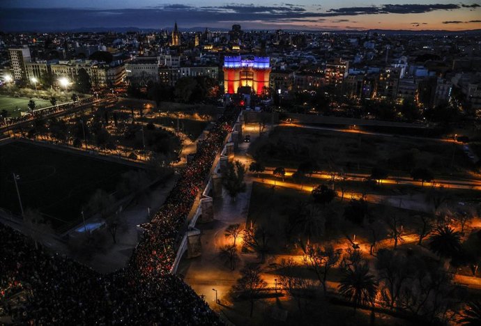 Archivo - La bandera valencina ilumina las Torres de Serranos durante la Crida 2023, en las Torres de Serranos