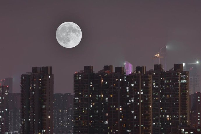 Archivo - 20 January 2019, China, Nanjing: A Super Moon is seen above buildings ahead of a total lunar eclipse. Photo: Fang Dongxu/ZUMA Wire/dpa