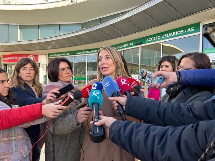 La presidenta de la Junta de Extremadura, María Guardiola, atiende a los medios en Cáceres