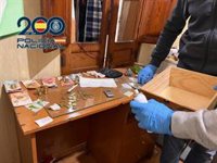 Tres detenidos y desarticulado un punto de venta y consumo de droga durante 24 horas en una casa en Elche