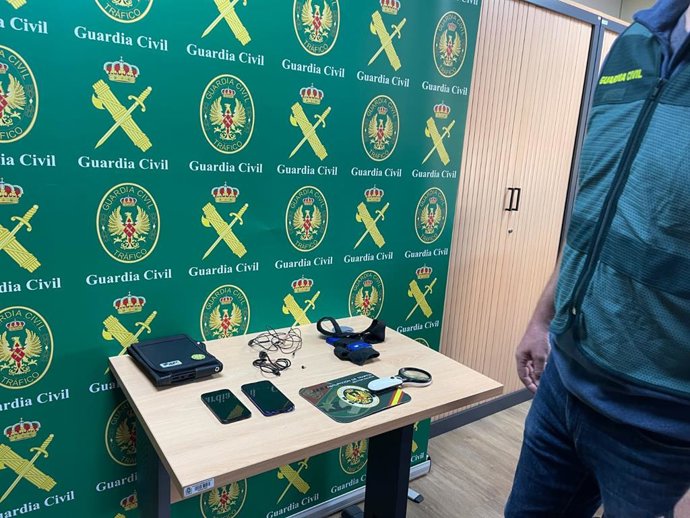 Obxectos empregados por un investigado para copiar no exame teórico de conducir