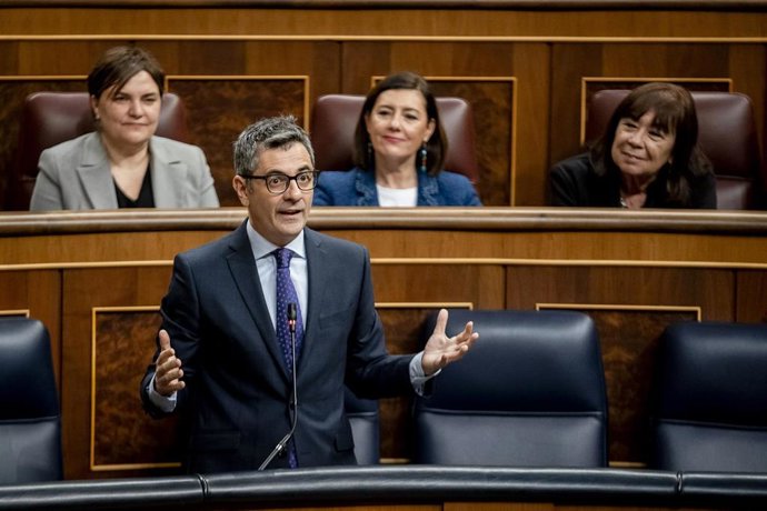 El ministro de la Presidencia, Justicia y Relaciones con las Cortes, Félix Bolaños, interviene durante la sesión plenaria en el Congreso de los Diputados, a 21 de febrero de 2024, en Madrid (España). 