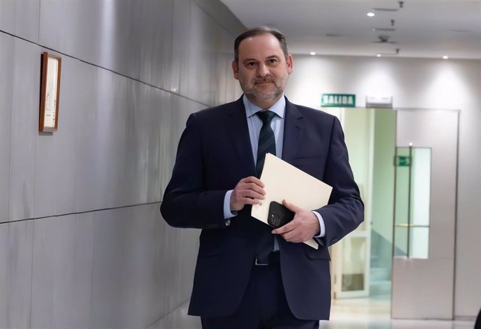 El exministro de Transportes y diputado del PSOE, José Luis Ábalos, a su llegada a una rueda de prensa, en el Congreso de los Diputados, a 27 de febrero de 2024, en Madrid (España).