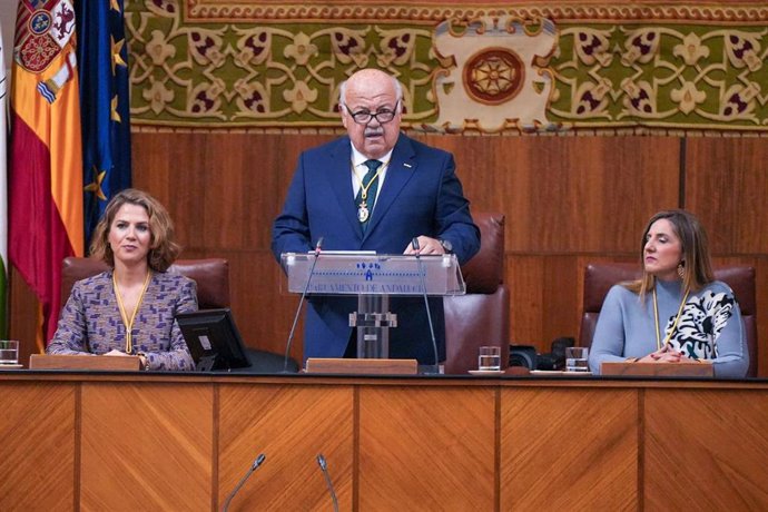 El presidente del Parlamento andaluz, Jesús Aguirre, interviene en el Pleno institucional con motivo del 28F