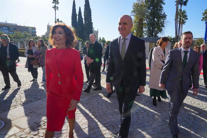 La ministra de Hacienda, María Jesús Montero, con el portavoz del PSOE en el Ayuntamiento de Sevilla, Antonio Muñoz, en los actos con motivo del 28F en el Parlamento de Andalucía.