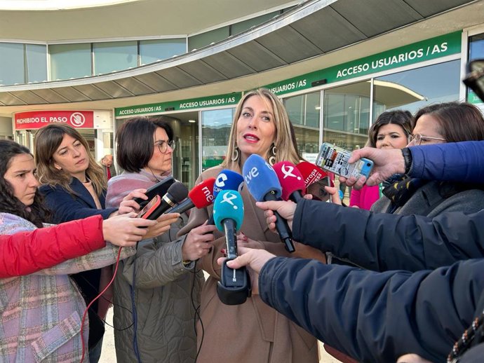 La presidenta de la Junta de Extremadura, María Guardiola, atiende a los medios en Cáceres